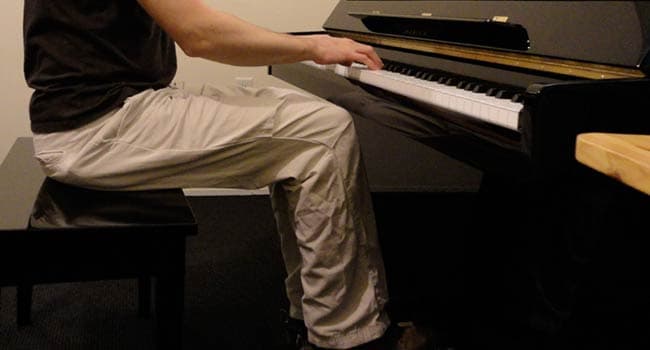 Photo d'une personne bien positionnée au piano